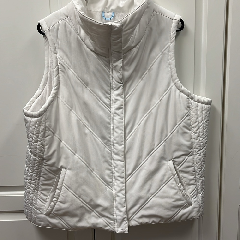 Daisy Fuentes white vest